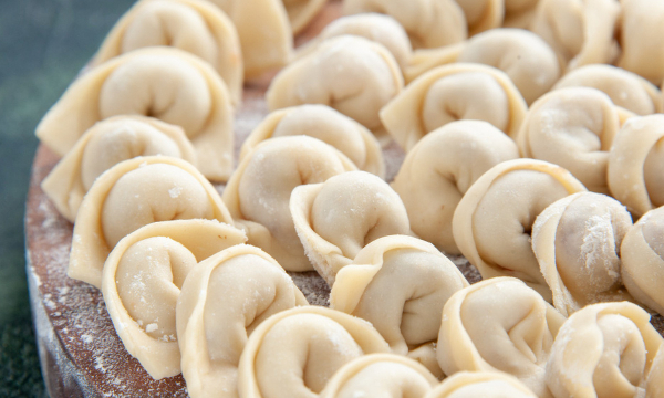 Добавьте этот ингредиент в пельмени — и они станут в 2 раза сочнее и вкуснее: понравится всем